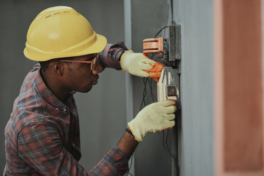 Técnico a trabalhar em equipamento electrónico